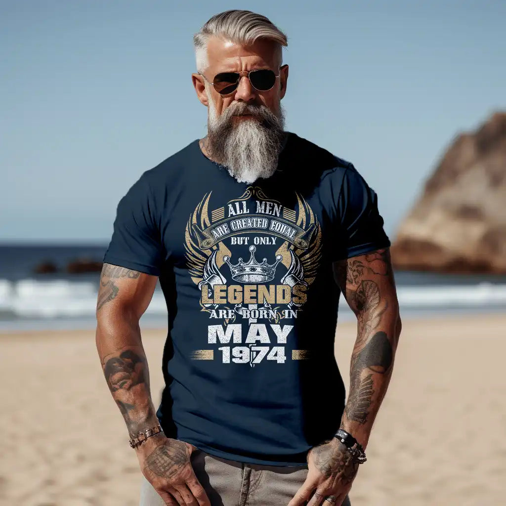 Мъж на плажа с тъмносиня тениска за рожден ден по поръчка