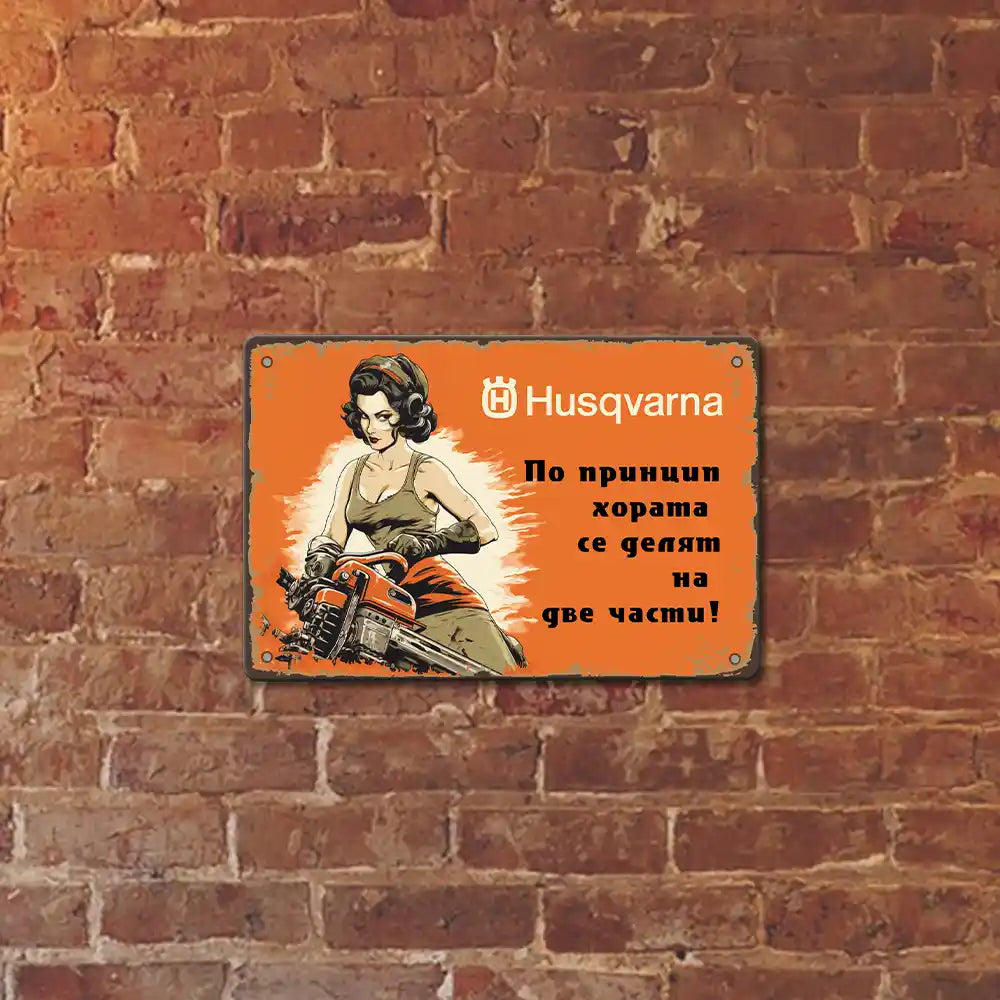 Husqvarna -horata se delyat na dve - Pin-Up metalna tabela
